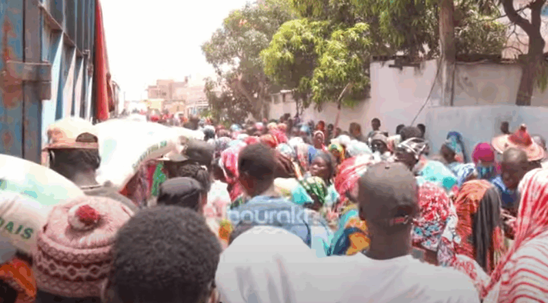 Gamou Tivaouane : Une foule immense reçoit l’aide d’Aziz Ndiaye et lui adresse ses prières