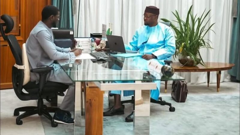 Sonko-Diomaye : Le regard d’Adama Sow sur une photo qui redéfinit le pouvoir au Sénégal