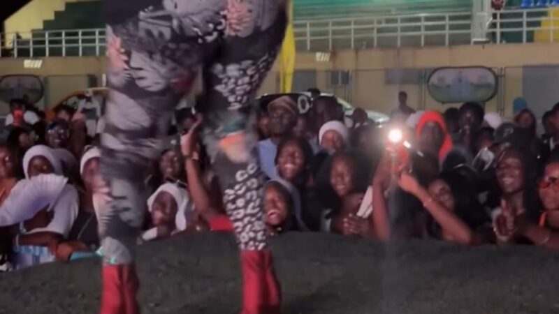 Dona Max enflamme le public du stade de Mbour lors du concert de VJ