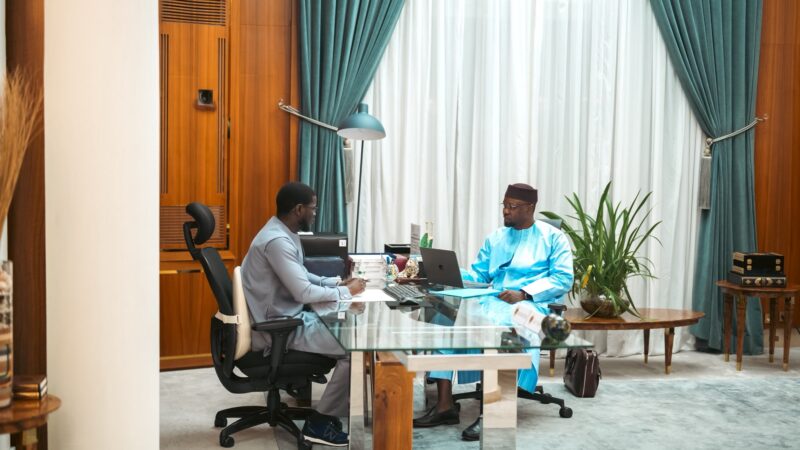 Les visages du sacrifice gravés dans le verre : Le président Diomaye Faye immortalise les martyrs dans son bureau