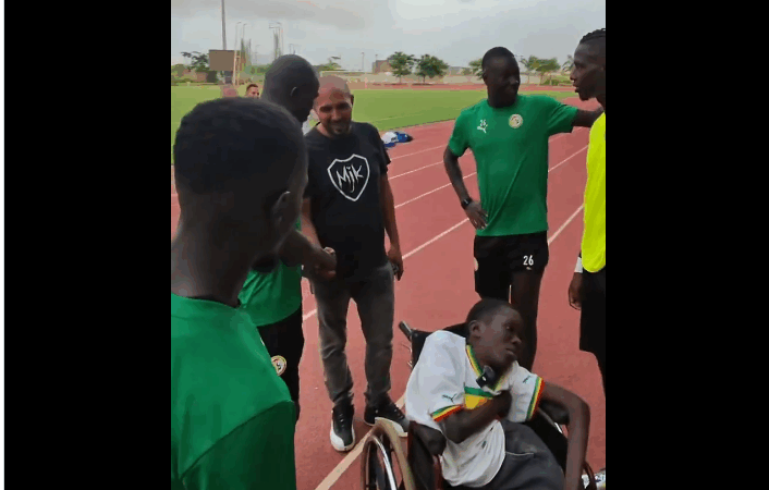 Kalidou Koulibaly et ses coéquipiers offrent un rêve à Moussa, jeune supporter atteint de poliomyélite