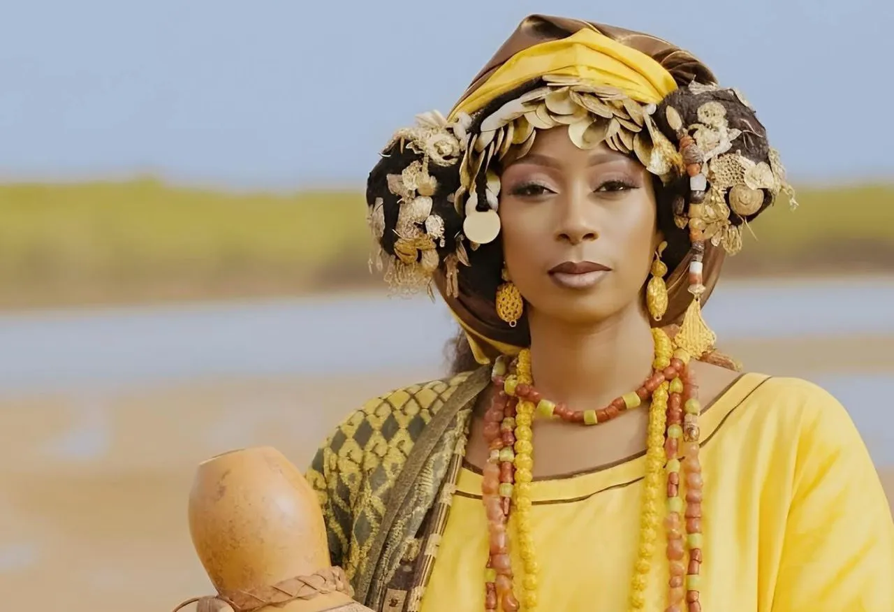 Sénégal – « Libre Valdiodio » : La chanteuse Adiouza se lance dans le cinéma avec un rôle principal