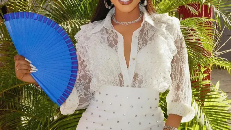 Clara s&rsquo;affiche dans une tenue entièrement blanche pour sa nouvelle sortie (Photo)