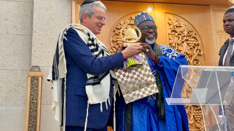 France – Depuis une synagogue, le Khalife de Bambilor appelle à la paix à Gaza : « La foi, loin de diviser, peut unir »