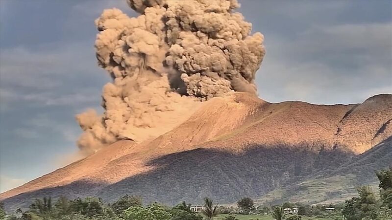 Philippines : Le volcan Kanlaon entre en éruption et projette un panache de cendres à 2 km d&rsquo;altitude