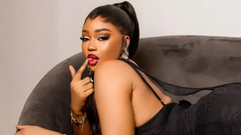 Sénégal – En robe noire, l’actrice Simone Penda impose son style avec élégance et sobriété (Photos)