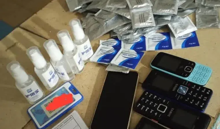 Jaxaay – 100 préservatifs saisis : Une « restauratrice » de 22 ans tombe dans le piège de la police