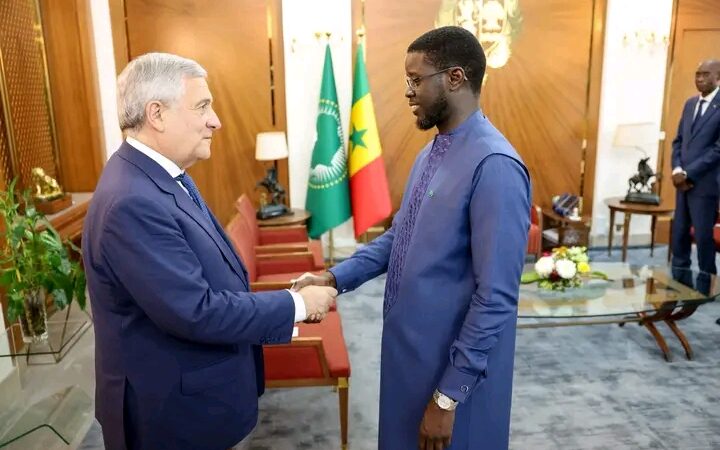 Diplomatie : Le Président Diomaye Faye s’entretient avec le ministre italien des Affaires étrangères…