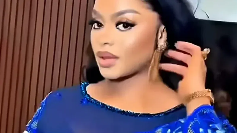 Sénégal – Boury Xalisso, un « véritable modèle de beauté » : L’actrice illumine la toile dans sa tenue traditionnelle (Vidéo)