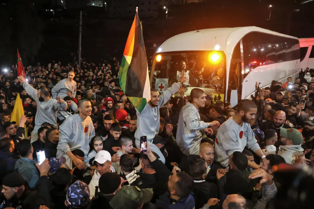 Guerre Israël-Hamas : des prisonniers palestiniens libérés à Ramallah