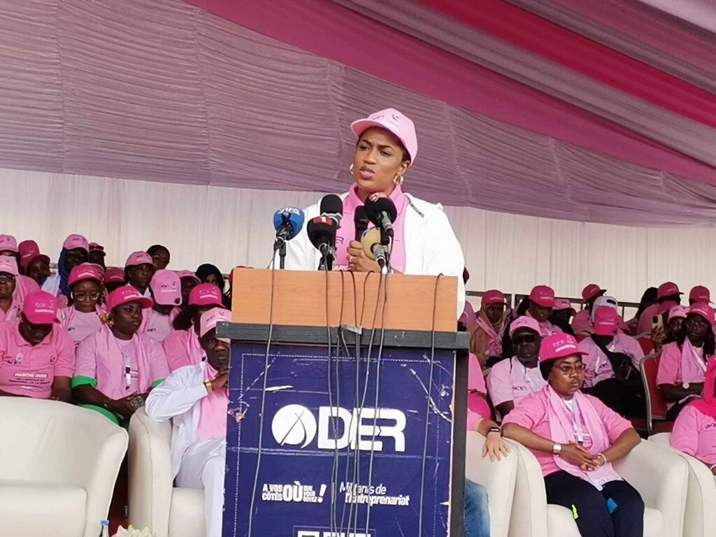 Randonnée pédestre de la DER/FJ : la Première dame Absa Faye appelle à la solidarité contre le cancer du sein