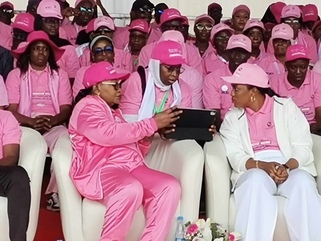 Randonnée pédestre de la DER/FJ : la Première dame Absa Faye appelle à la solidarité contre le cancer du sein