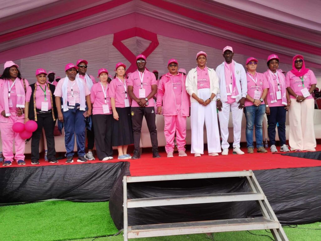 Randonnée pédestre de la DER/FJ : la Première dame Absa Faye appelle à la solidarité contre le cancer du sein