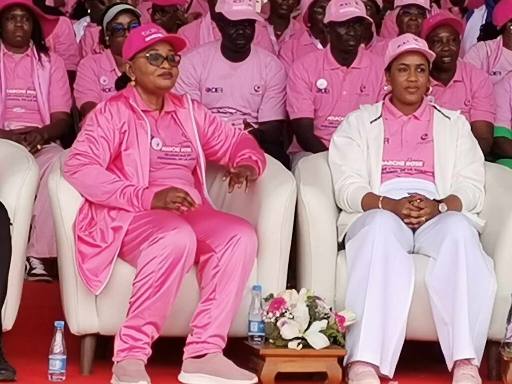 Randonnée pédestre de la DER/FJ : la Première dame Absa Faye appelle à la solidarité contre le cancer du sein