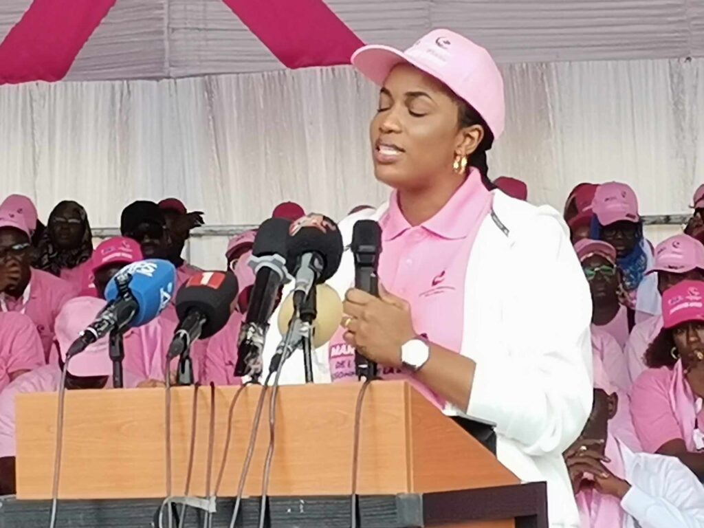 Randonnée pédestre de la DER/FJ : la Première dame Absa Faye appelle à la solidarité contre le cancer du sein