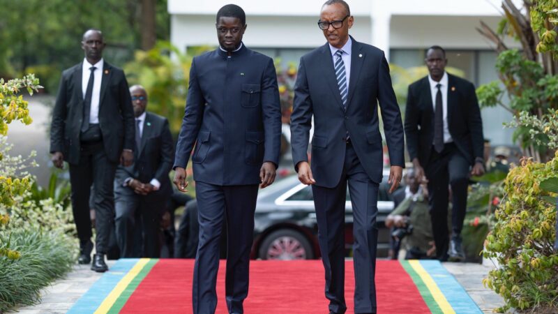 Visite d’État au Rwanda : Le président  Diomaye Faye reçu par Paul Kagame à Kigali (Photos)