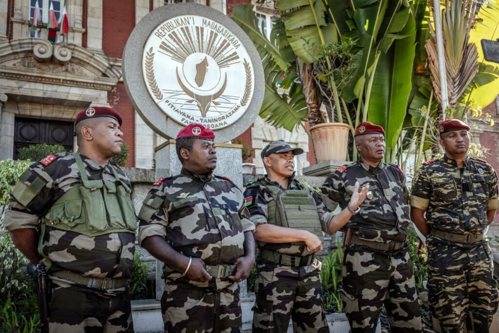 Madagascar : le colonel Michael Randrianirina prend le pouvoir et dissout le Sénat (vidéo)