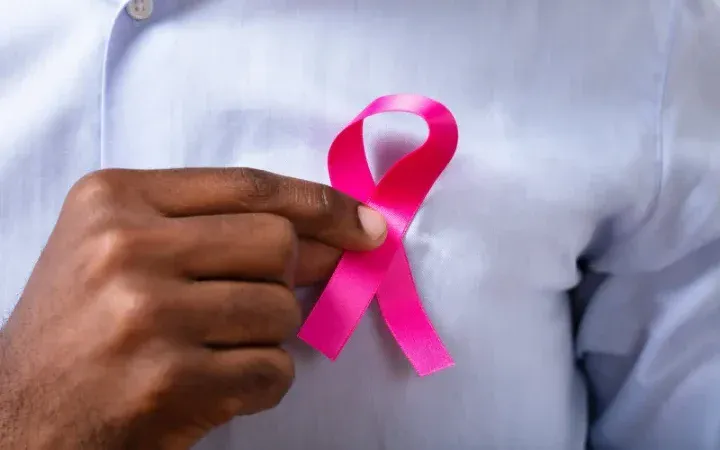 Cancer du sein: Le Dr Mamadou Thiam invite les femmes à pratiquer l’autopalpation pour prévenir la maladie