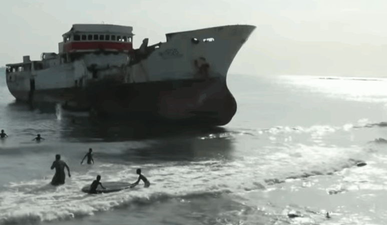 Un bateau échoué à Rufisque : entre curiosité, pillage et risques pour les enfants (vidéo)