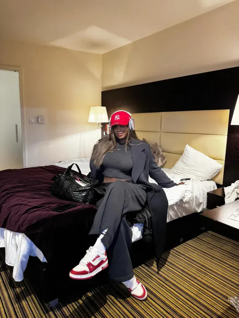 Europe – En pleine tournée, Mia Guissé allie « élégance et simplicité » avec un look urbain et chic (Photos)