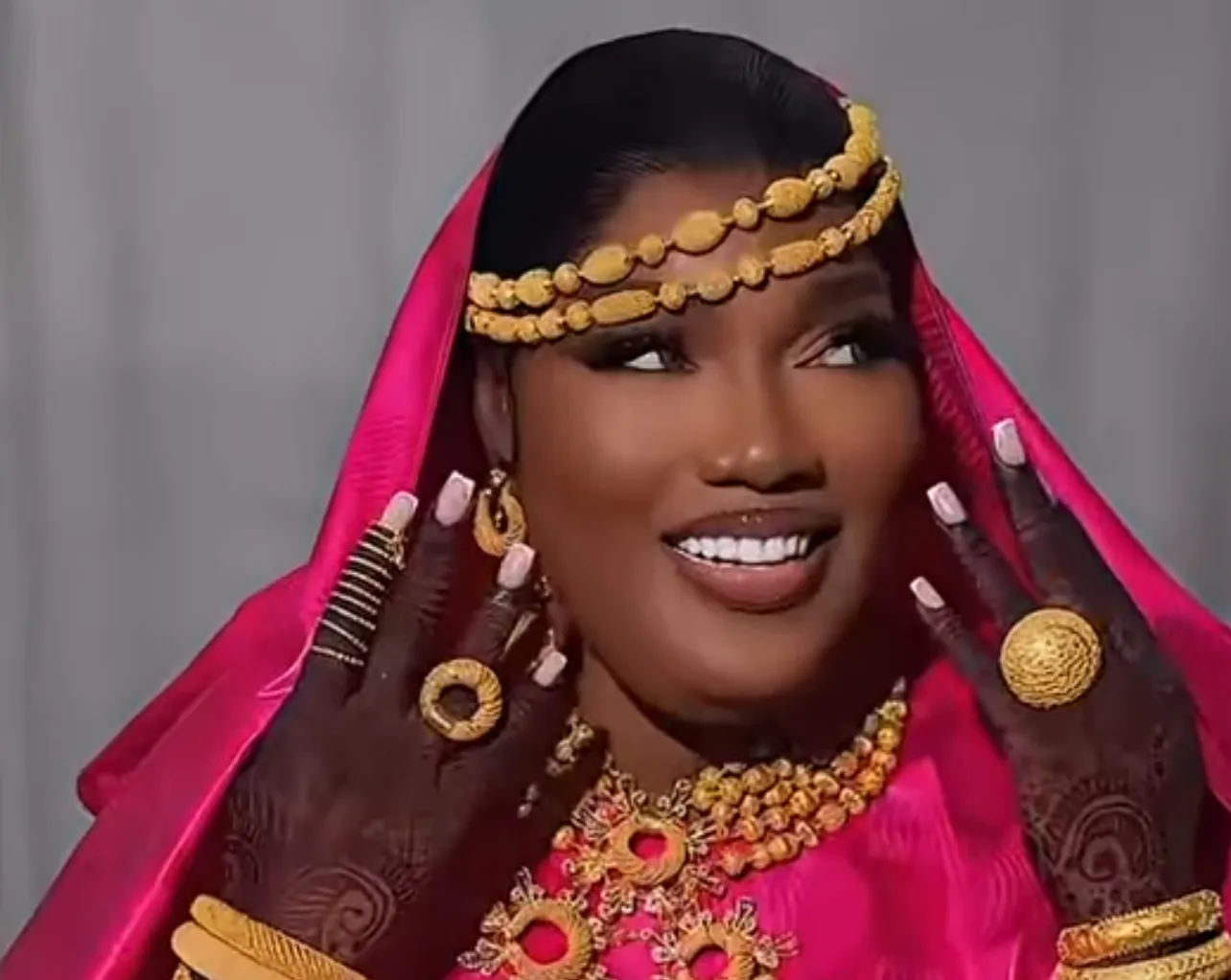 Sénégal – Baptême de sa fille Bousso Bally : Bijou Ngoné, une allure « royale » dans sa tenue en or (Vidéo)