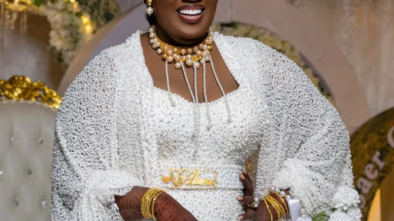 Sénégal – Baptême grandiose de Bousso Bally : Bijou Ngoné rayonne, les célébrités défilent avec des cadeaux luxueux (Photos)