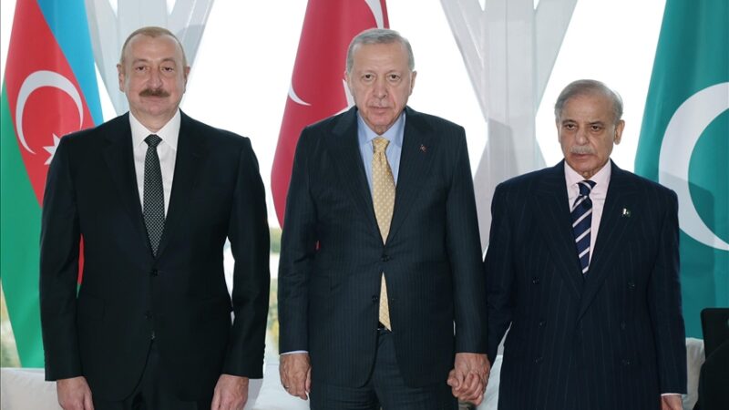 Azerbaïdjan : Erdogan, Aliyev et Sharif se concertent à Bakou sur les enjeux régionaux