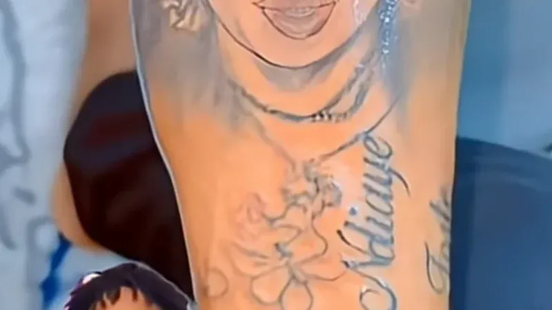 Sénégal – Le tiktokeur Fou se tatoue le visage de Mame Ndiaye Savon et enflamme la toile