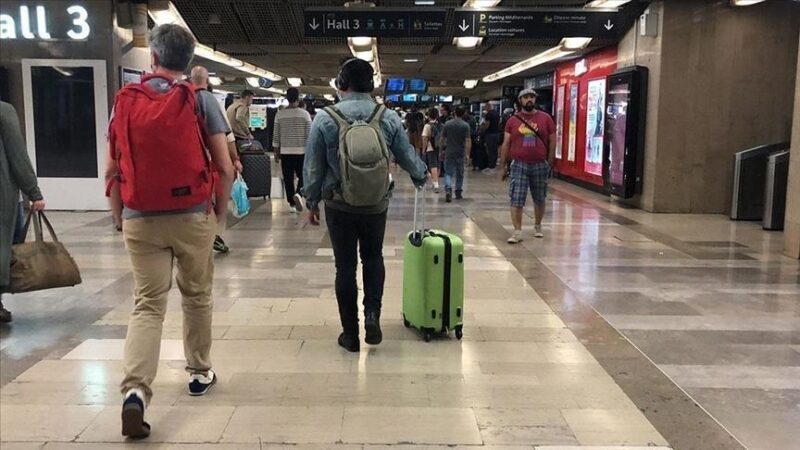 France : Un homme exhibe un couteau à la gare Montparnasse, la police ouvre le feu
