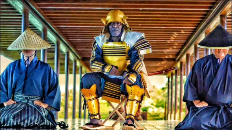 Japon : Trente ans après, Alpha Blondy revêt l&rsquo;armure pour le clip de son titre « Black Samouraï »