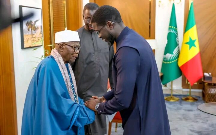Cohésion nationale et paix sociale : Diomaye Faye reçoit le Khalife général de Léona Niassène, Serigne Cheikh Ahmed Tidiane Niass