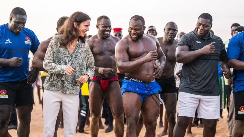 Sénégal : L’ambassadrice du Royaume-Uni en visite chez Modou Lô, « le sport peut rapprocher les gens »