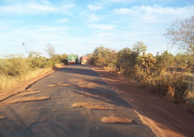Tribune – Samba Niébé BA : « On roule en priant », le cri d’alarme face au délabrement des routes sur la Petite Côte au Sénégal