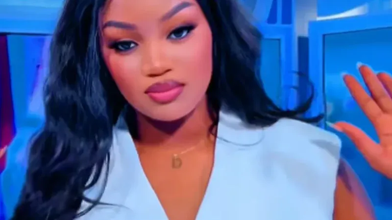 Sénégal – Musique : En total look blanc, Jarrah S’en P’tit Galé séduit la toile sur son hit « Mbecté » (Vidéo)