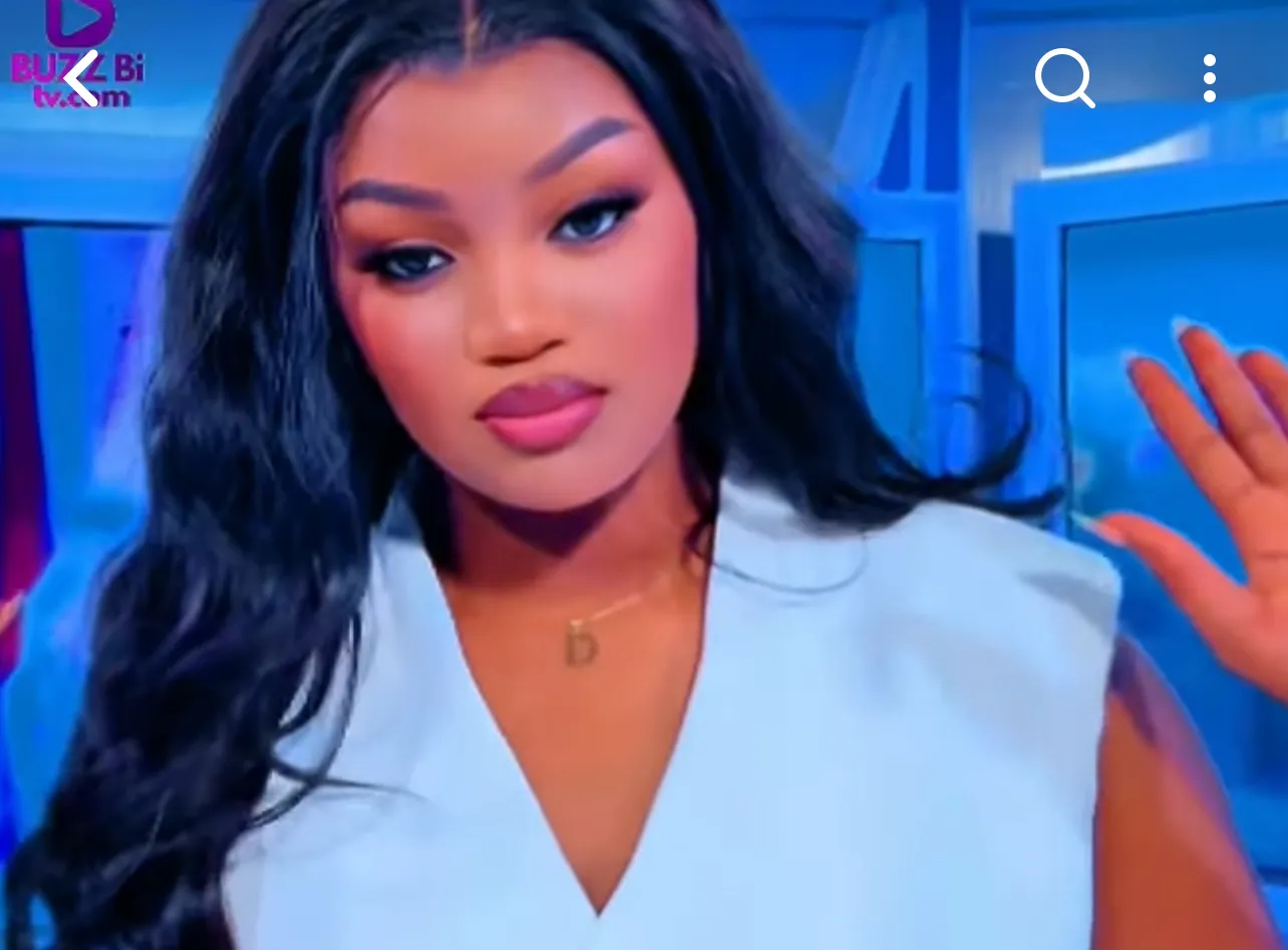 Sénégal – Musique : En total look blanc, Jarrah S’en P’tit Galé séduit la toile sur son hit « Mbecté » (Vidéo)