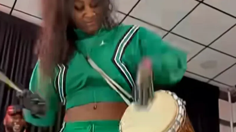 Sénégal – En pleines répétitions, Mia Guissé surprend et dévoile son talent caché pour les percussions (Vidéo)