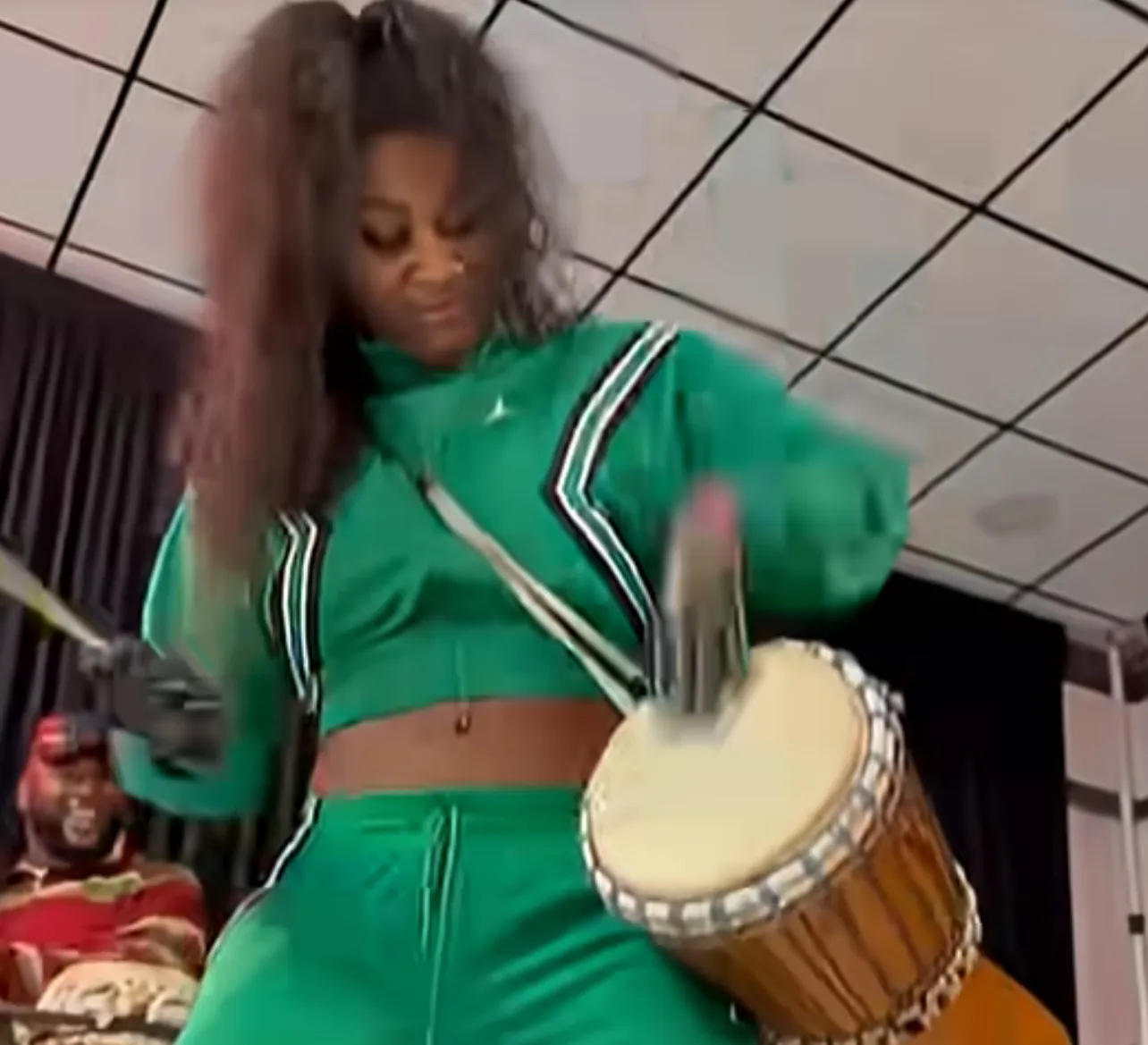 Sénégal – En pleines répétitions, Mia Guissé surprend et dévoile son talent caché pour les percussions (Vidéo)