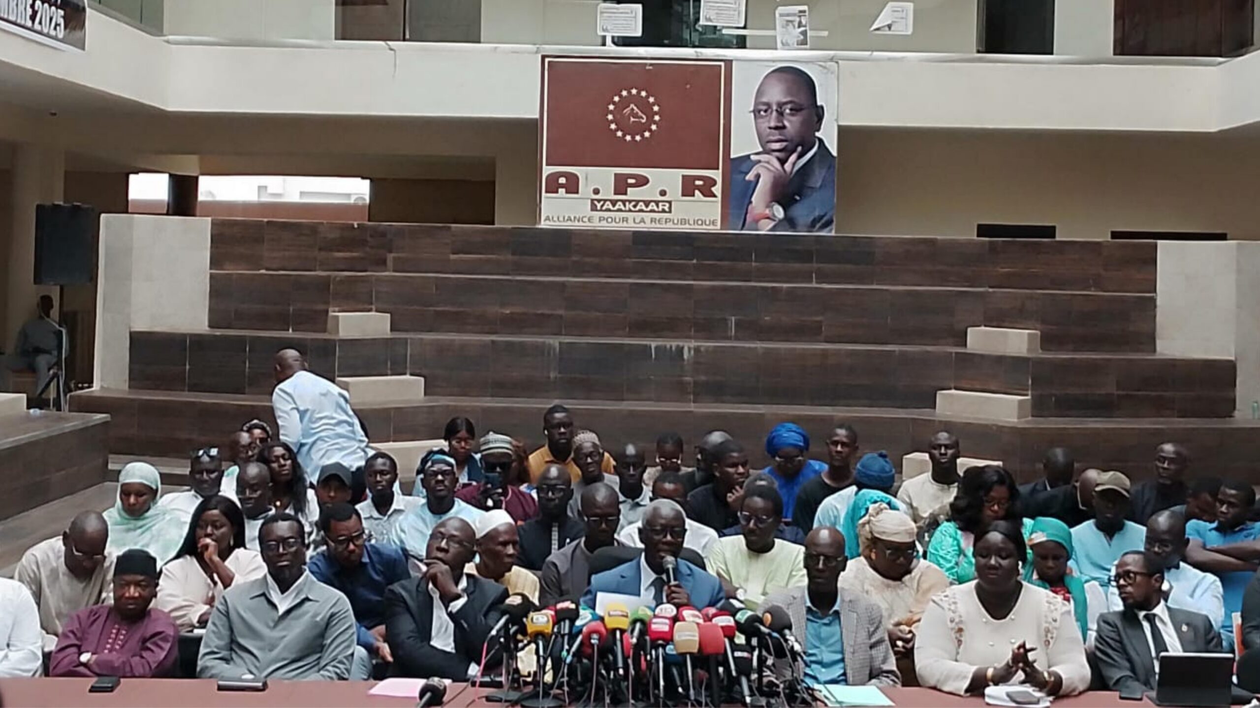 Sénégal : L’APR lance sa remobilisation, dénonce ‘l’incurie’ du gouvernement et exige la libération de ‘ses otages politiques’
