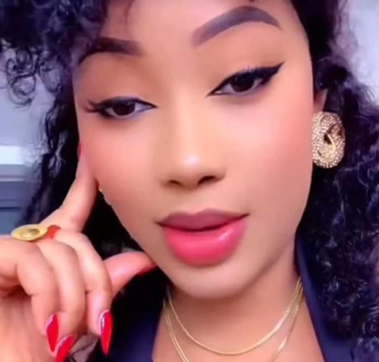 Sénégal – Ndeya, la femme de Sidy Diop, se lâche et séduit la toile sur le nouveau hit de son mari (Vidéo)