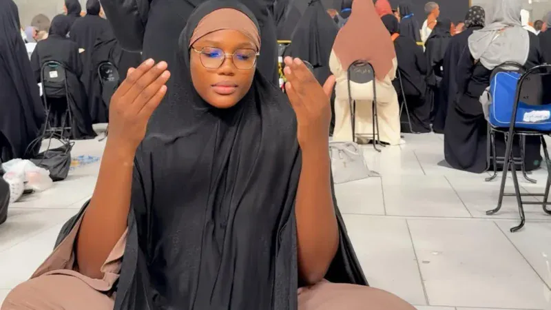 Arabie Saoudite : L’influenceuse Adja Everywhere en recueillement devant la Kaaba pour sa Oumra (Photos)