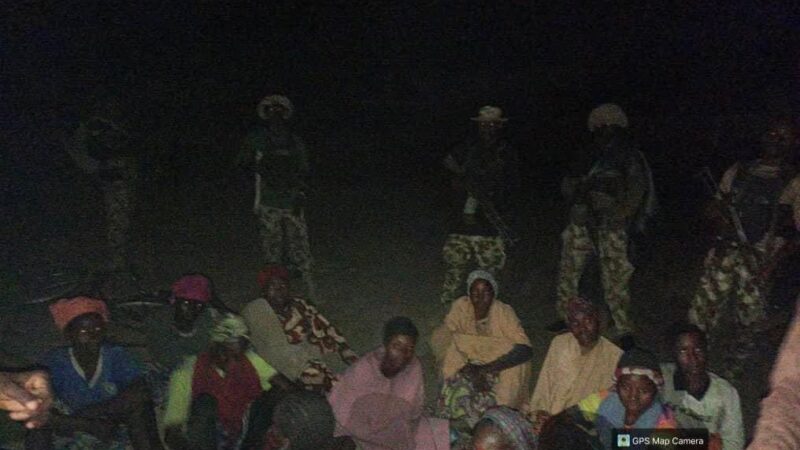 Nigeria : L’armée annonce la libération de 12 adolescentes enlevées dans l’État de Borno