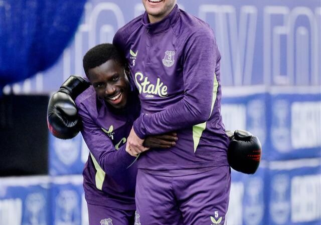 (Vidéo) Everton : Après la polémique, Gana Guèye et Michael Keane se réconcilient sur un ring de boxe, Regardez !