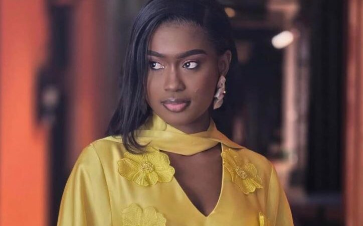 Astou Dione brille à nouveau : la journaliste séduit en vert olive (photos)