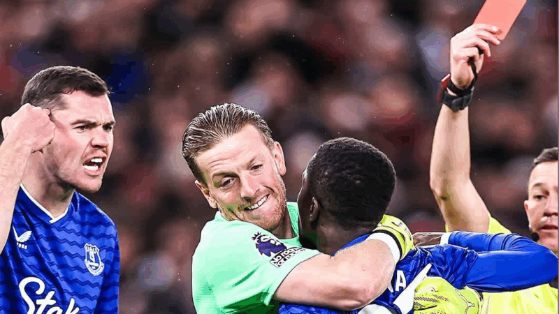 Carton rouge de Gana Gueye : Le coach défend son joueur, Gary Neville critique le rouge