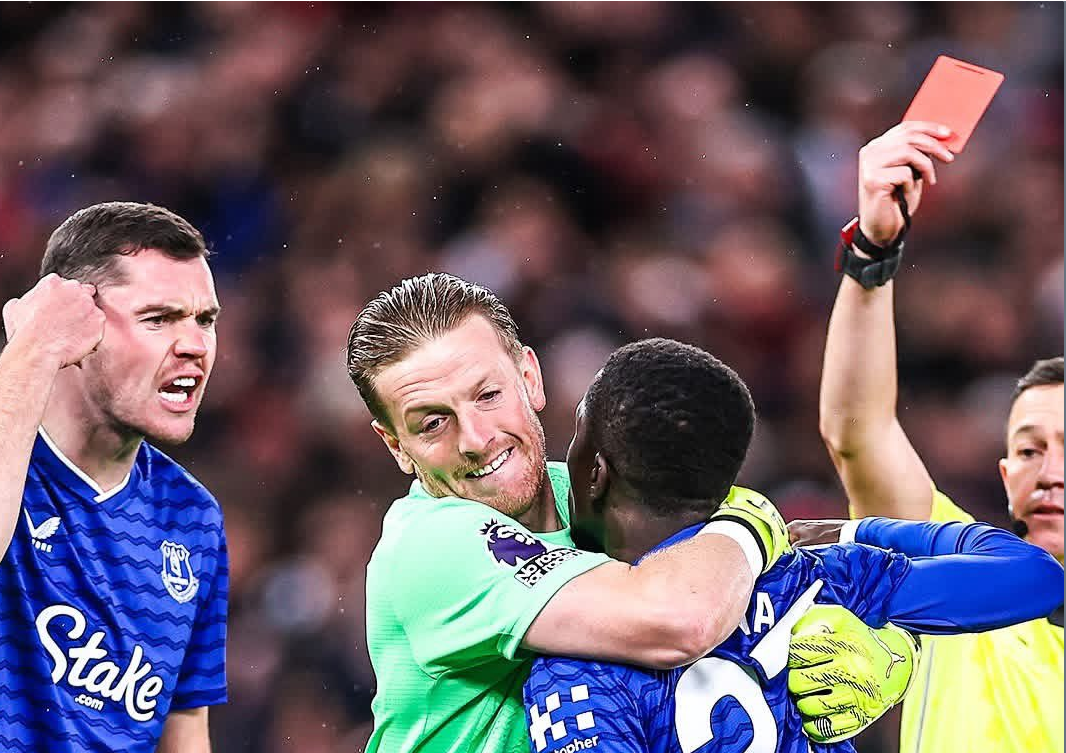 Carton rouge de Gana Gueye : Le coach défend son joueur, Gary Neville critique le rouge
