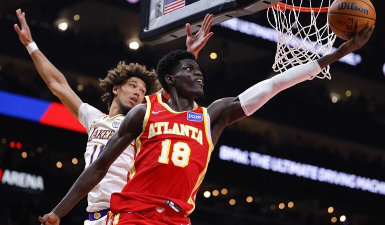 NBA – Mouhamed Gueye illumine la nuit : le Sénégalais porte Atlanta à la victoire face aux Lakers (122-102), Regardez !