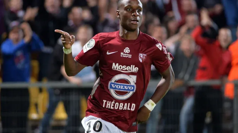 Mercato : Après 16 mois sans club, Bouna Sarr se rapproche du FC Metz