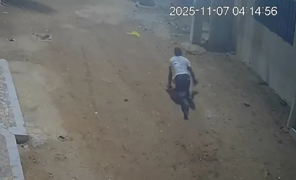 Insolite : Une caméra de surveillance filme la chute spectaculaire d’un voleur malchanceux (vidéo)