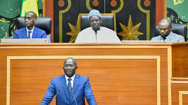 Sénégal : Yankhoba Diémé annonce l’arrivée de 500 taxis et 110 bus au gaz pour le transport urbain