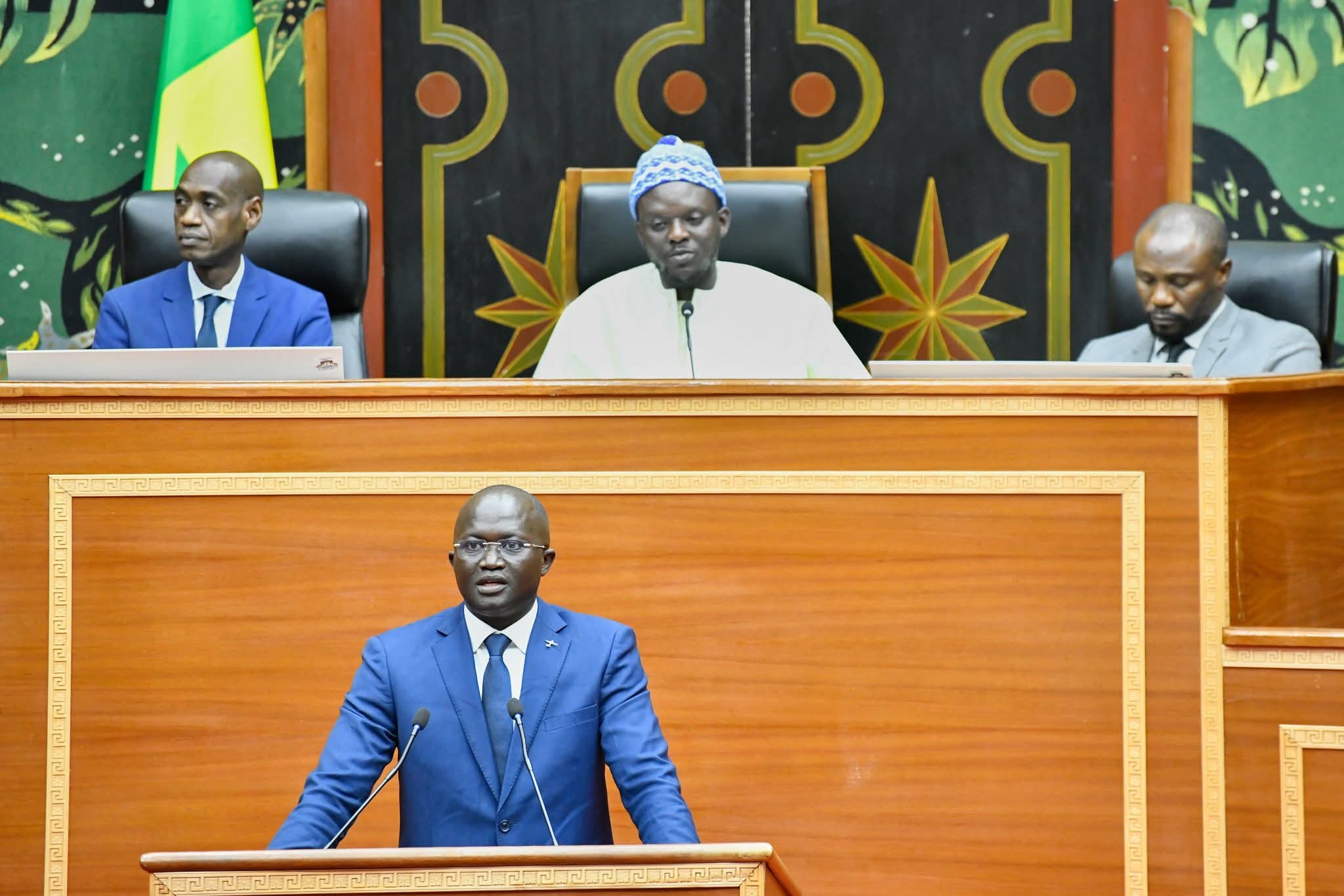 Sénégal : Yankhoba Diémé annonce l’arrivée de 500 taxis et 110 bus au gaz pour le transport urbain
